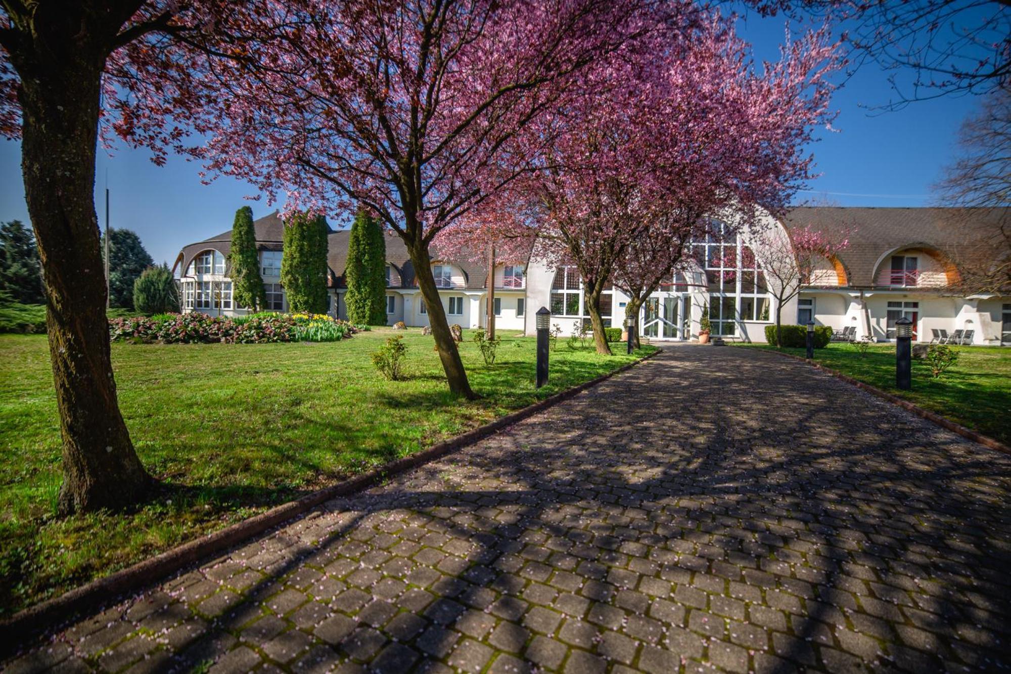 Hotel Ovit Keszthely Exterior photo