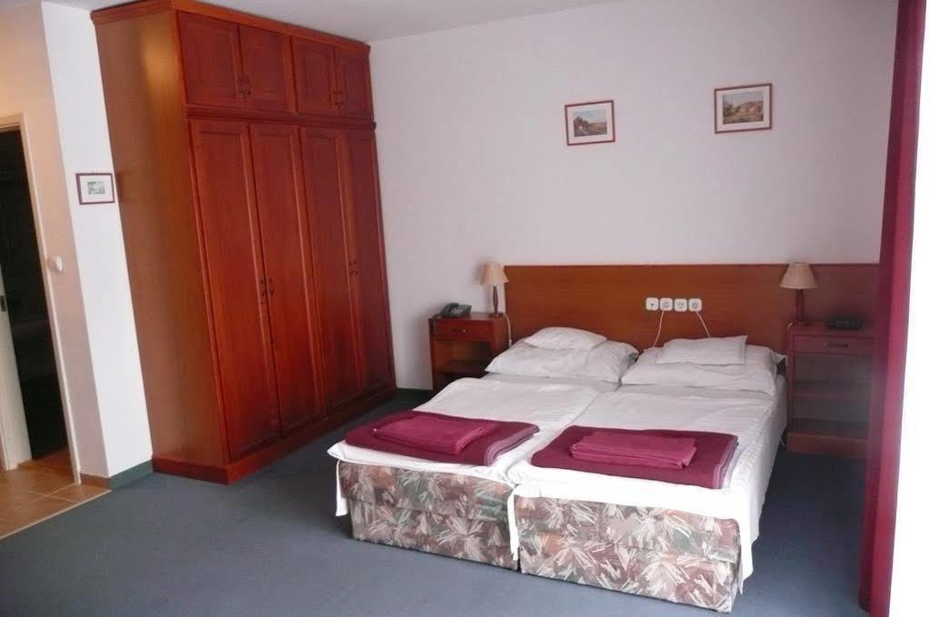 Hotel Ovit Keszthely Exterior photo